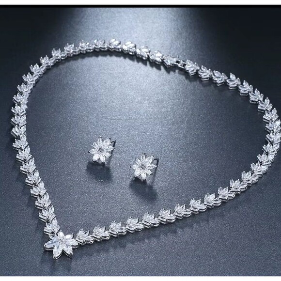 Lovely As Pearl Is A Unique one-of-a-kind 6 pieces Tiara Ensemble main image 16
